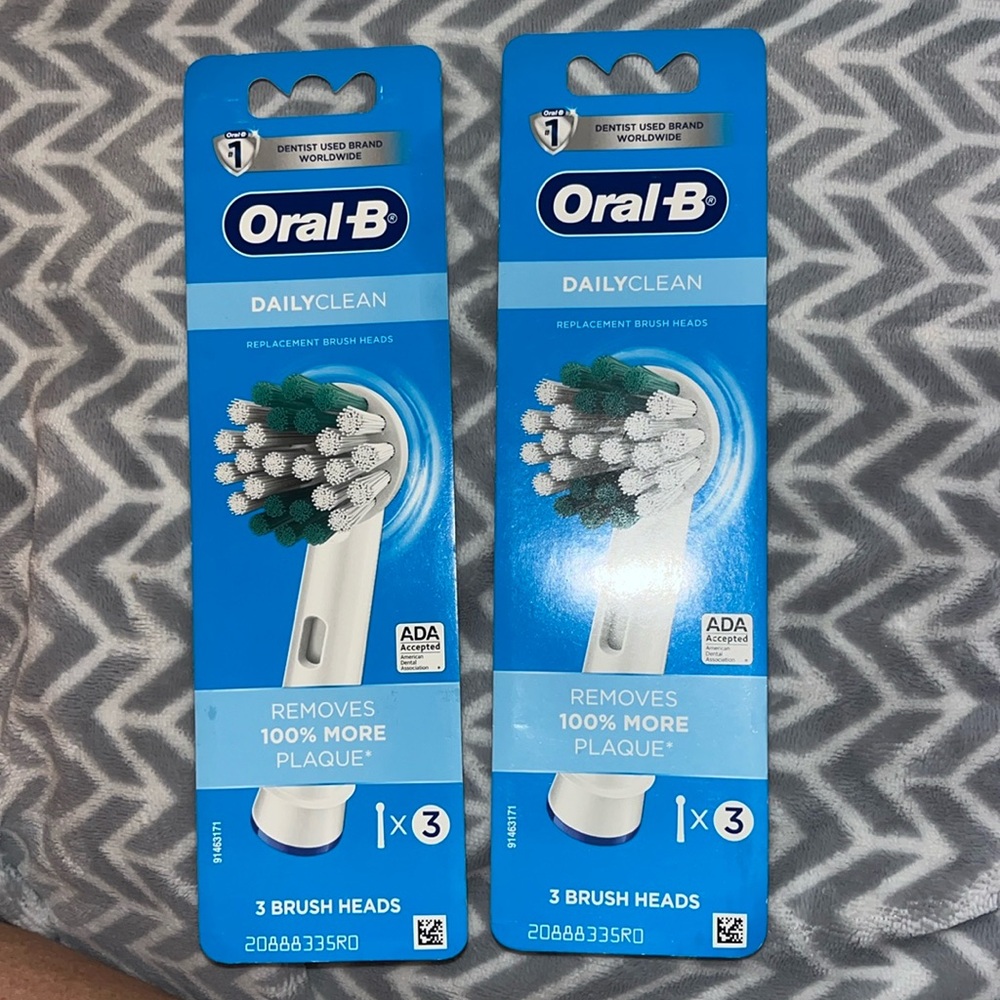 ORAL-B SET OF 2** SET OF TWO BRUSH HEADS